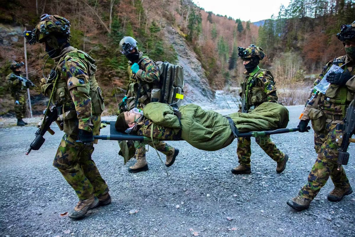 Isone (Tessin) : quatre recrues hospitalisées après un exercice militaire en période de forte chaleur