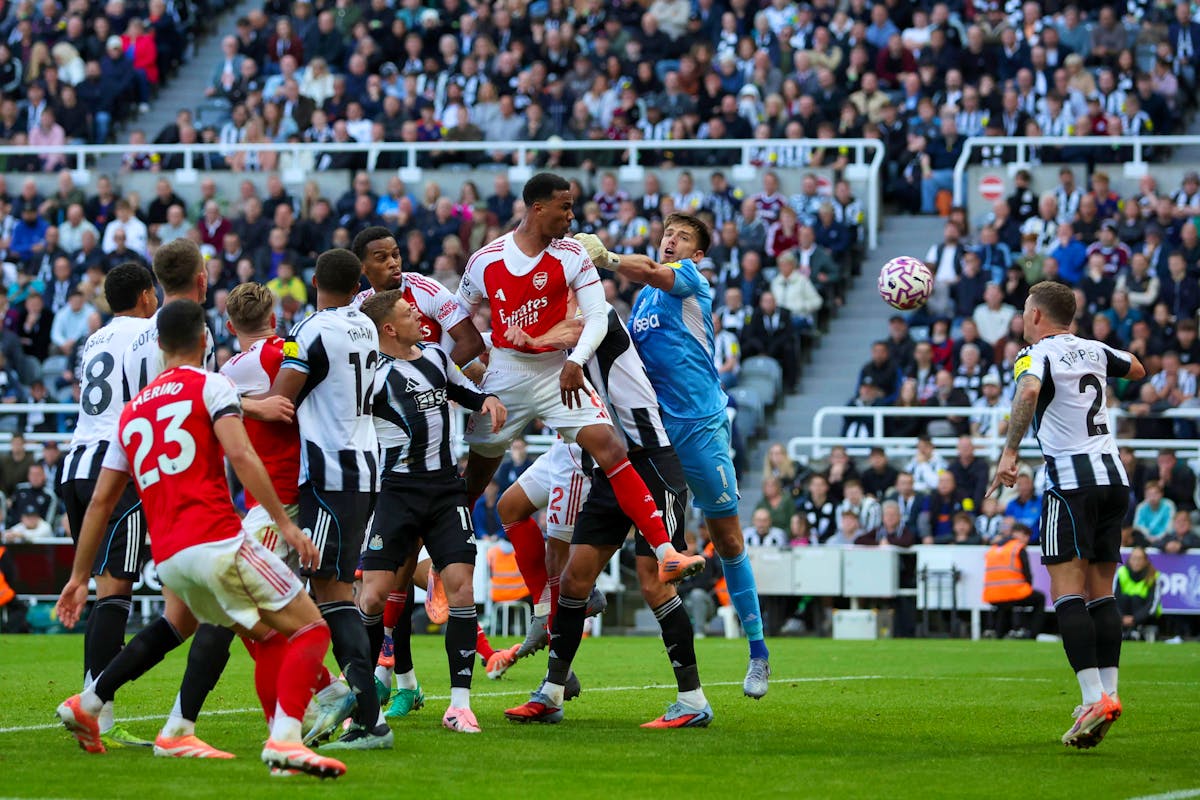Arsenal renverse Newcastle dans les arrêts de jeu grâce à deux buts de la tête