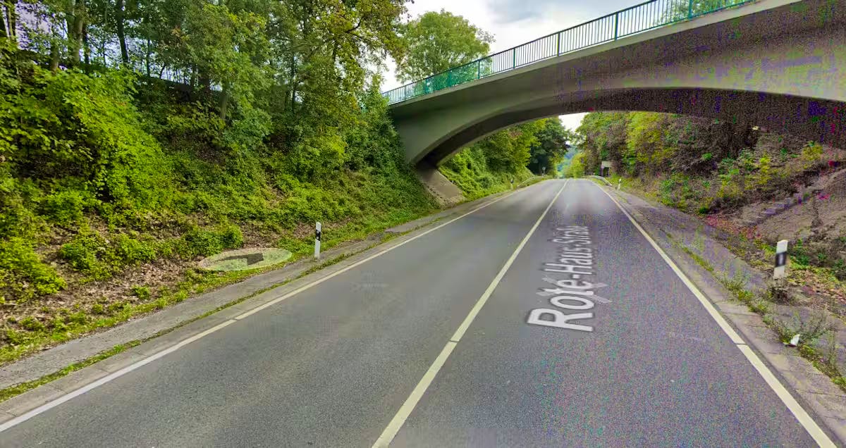 Crash d’une Tesla près de Villigst en Allemagne : un homme de 43 ans et deux enfants décèdent dans l’incendie
