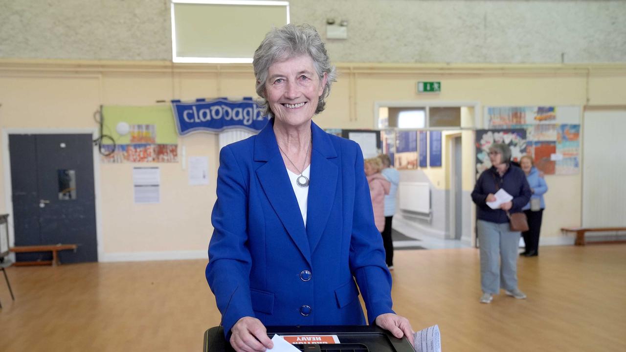 Catherine Connolly, candidate de gauche, pourrait devenir la prochaine présidente irlandaise