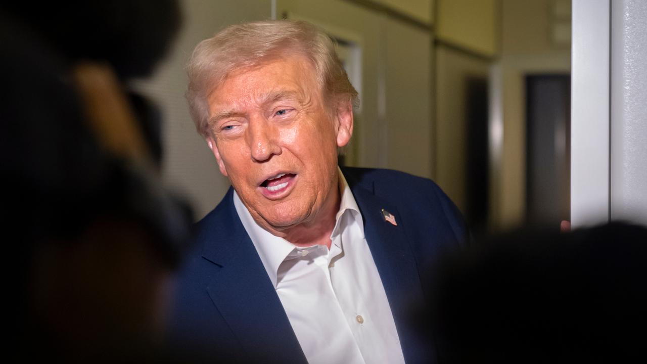 Donald Trump entame une tournée en Asie marquée par les tensions commerciales avec la Chine