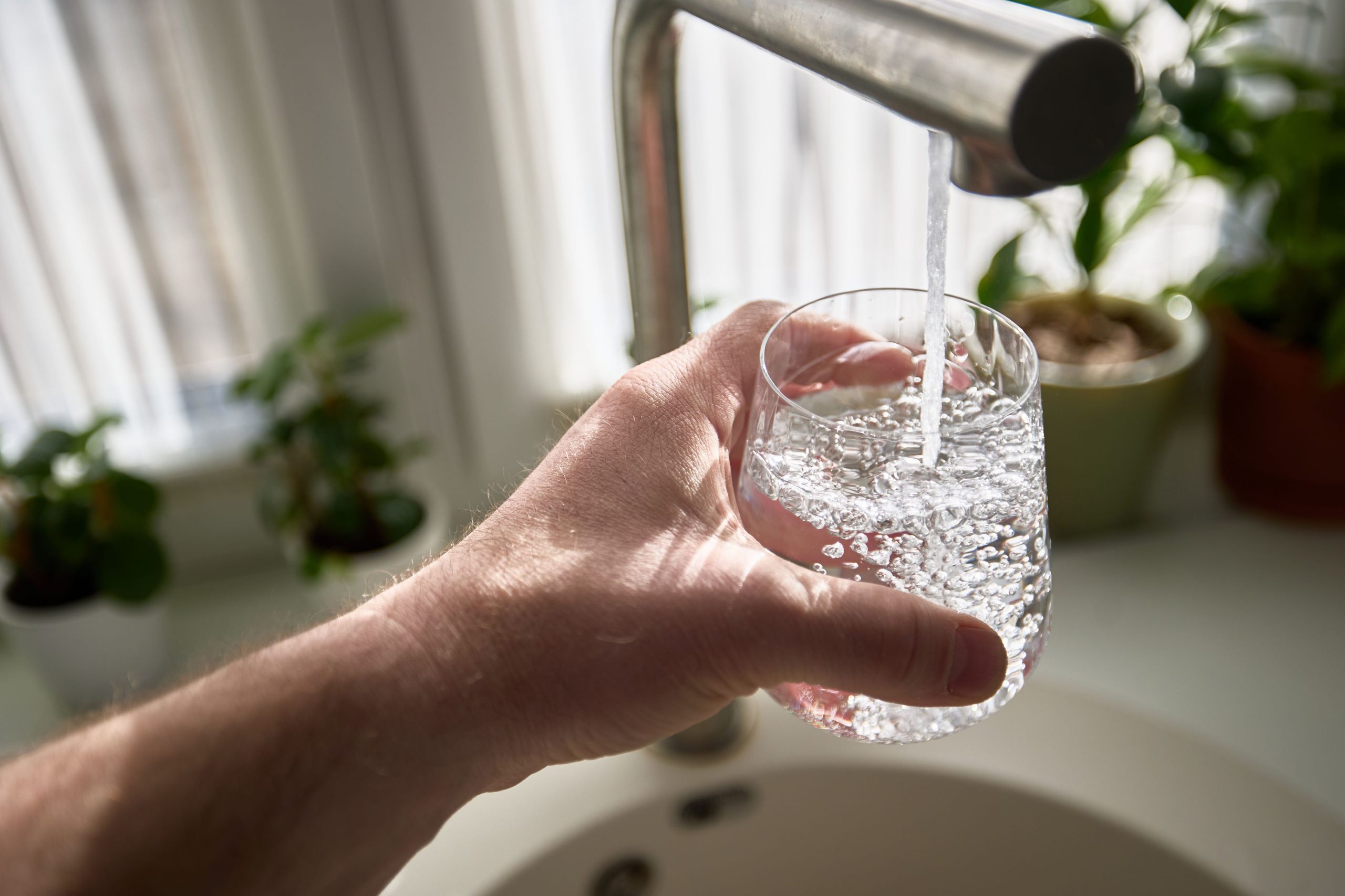 Lac Léman et eau du robinet: potabilité confirmée après contamination par le 1,2,4-triazole – verdict des autorités et du SCAHT