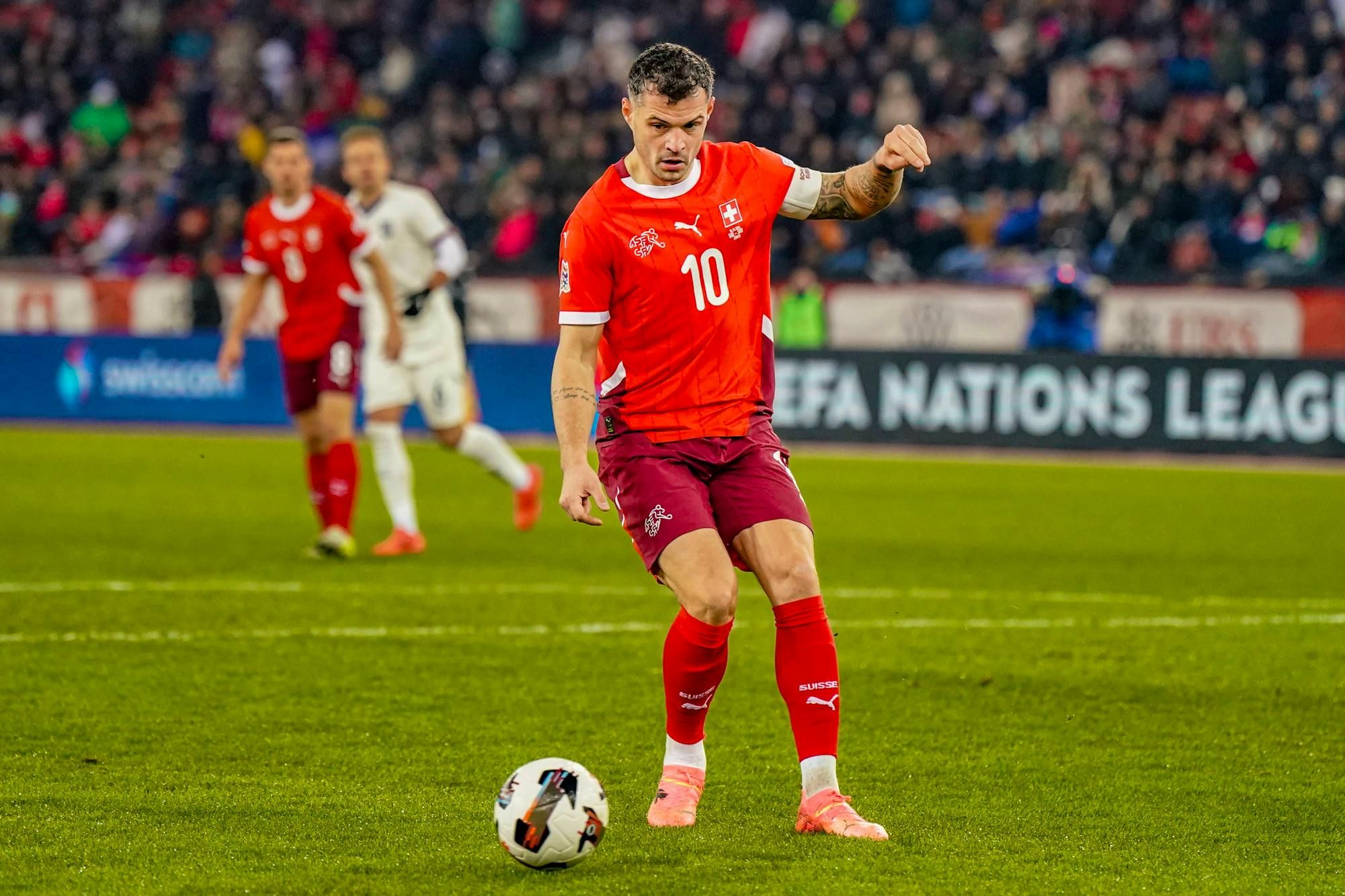 La Nati pourrait quitter la Suisse romande si le Stade de Genève passe au gazon synthétique – enjeux et négociations