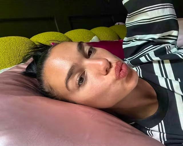 Oreiller en soie : soin rapide pour cheveux et peau au réveil