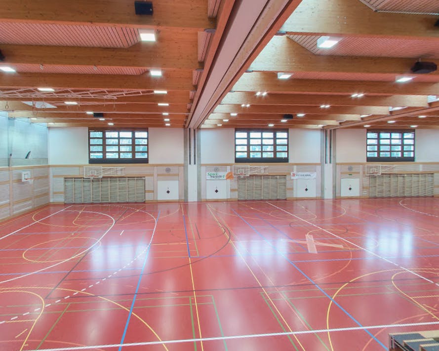 Enseignant filmé secrètement dans les vestiaires du BZWU à Wil-Uzwil : procédure disciplinaire et enquête en cours