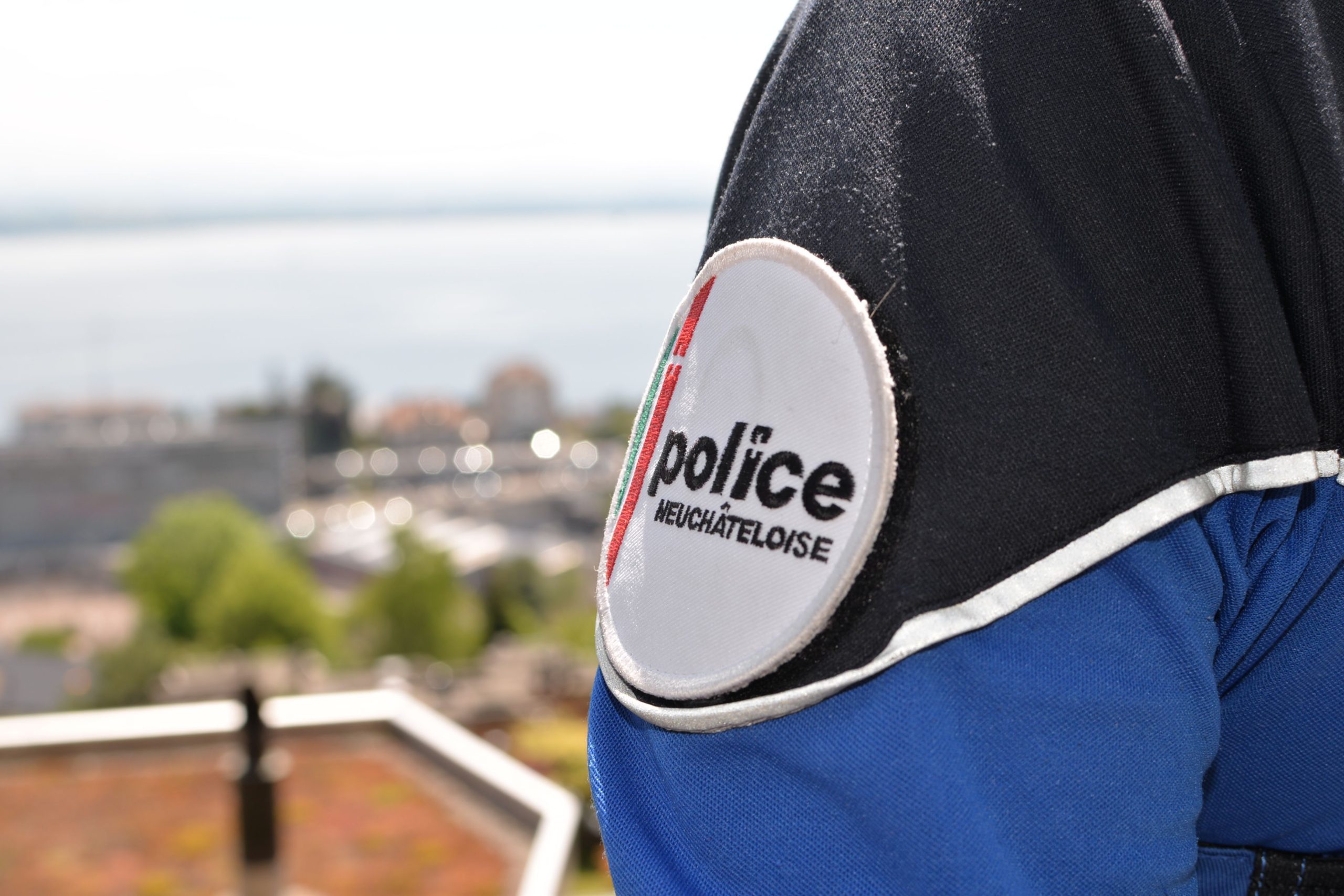 Neuchâtel: Quatre arrestations liées à une série d’escroqueries simulant des policiers