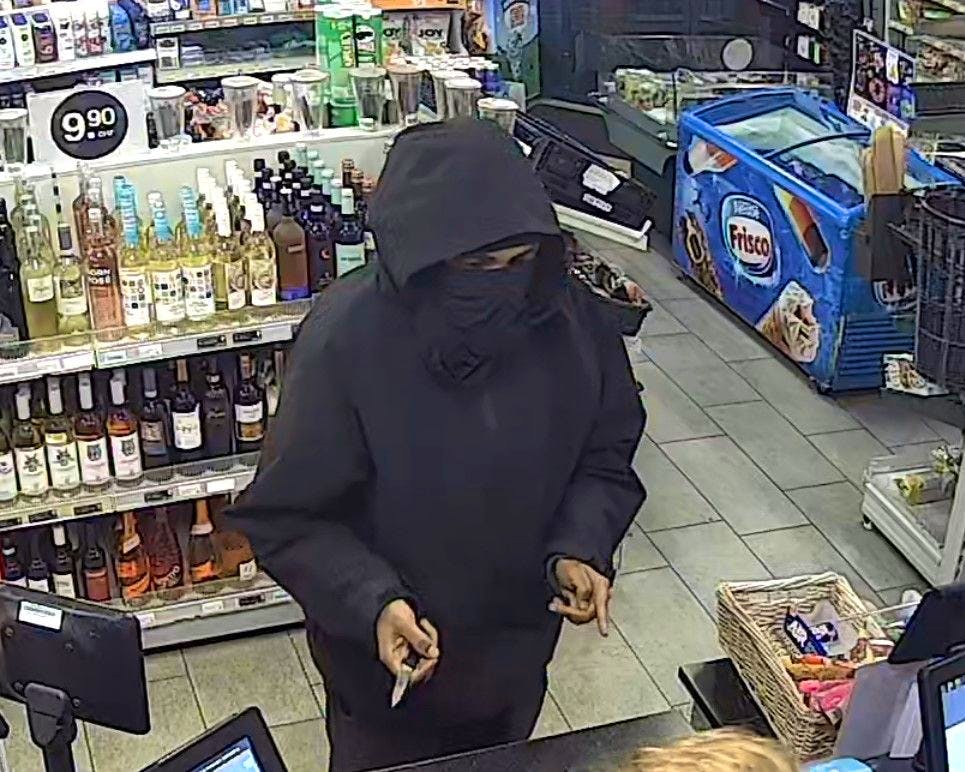 Neuchâtel : braquage dans une station-service par un homme masqué armé d’un couteau, environ 1000 francs emportés